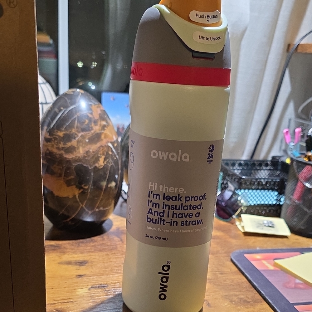Owala FreeSip Insulated Bottle - White and Red - Picture 5 of 5